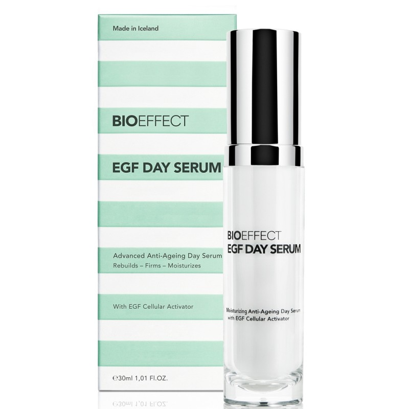 Dnevni Bioeffect Egf Day Serum, namenjen zaščiti kože čez dan.